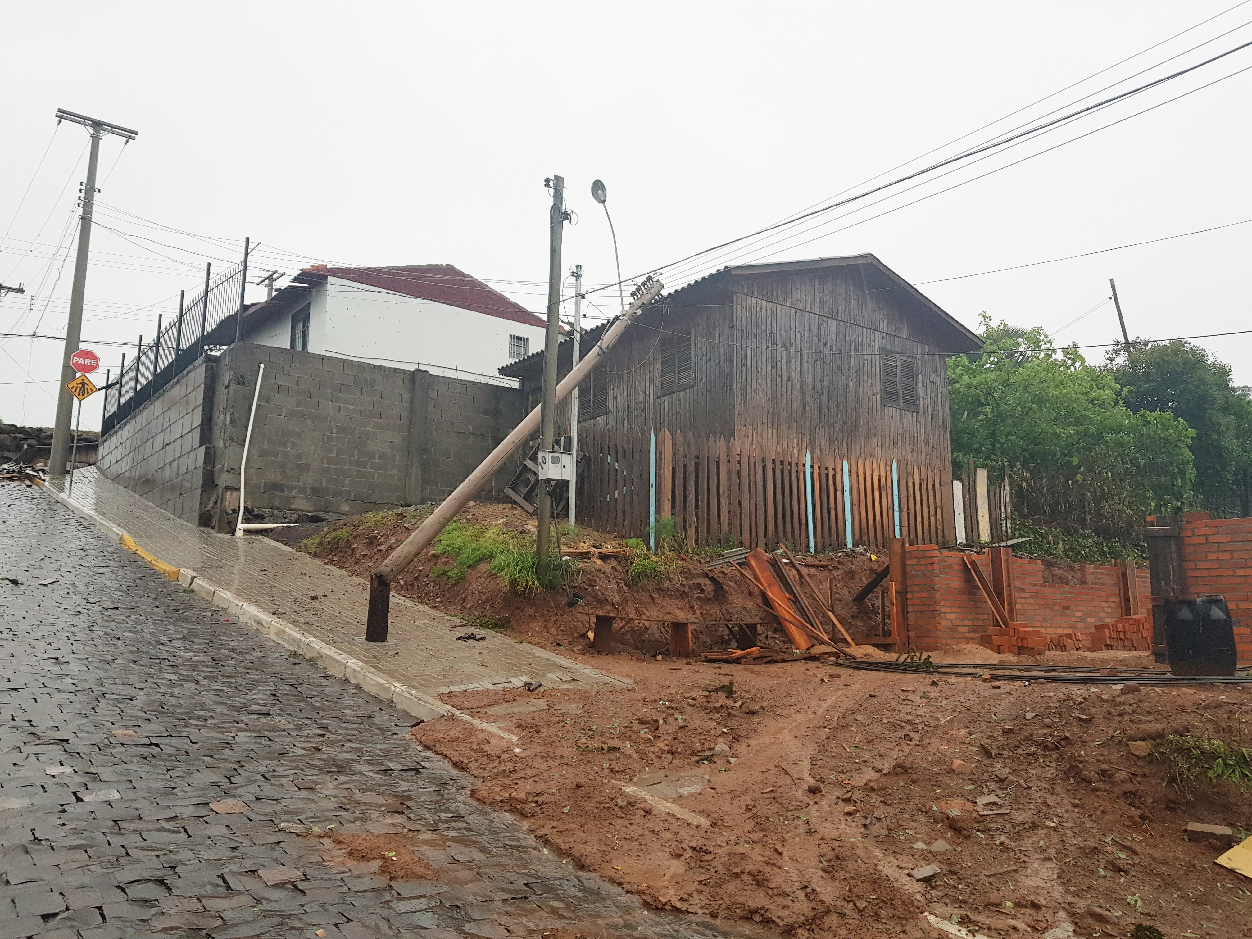 Além do granizo, ventos e chuva forte derrubaram árvores, galhos e postes pela cidade (Foto: Jornal L'Attualità)