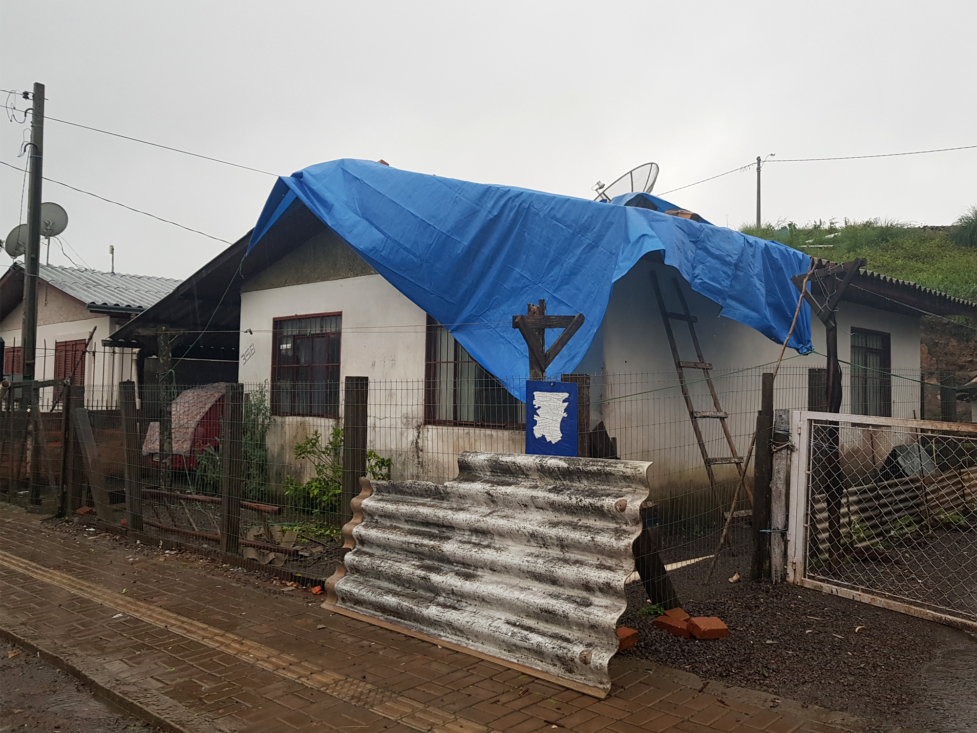 No bairro São José, a Rua Benjamin Lopes teve inúmeras casas destelhadas e alagadas