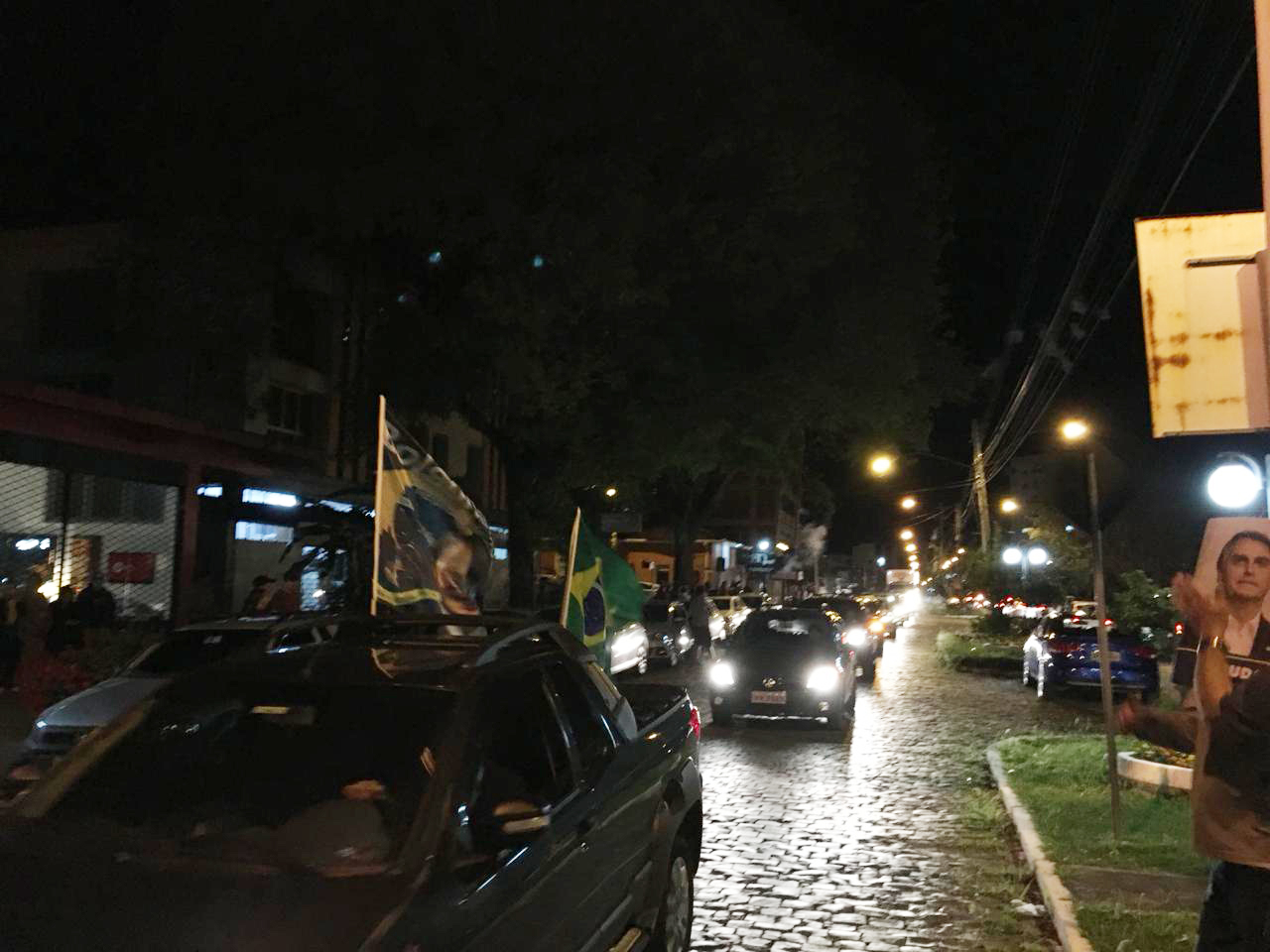São-marquenses fizeram carreata em comemoração à vitória de Bolsonaro na noite deste domingo (28) (Foto: divulgação)