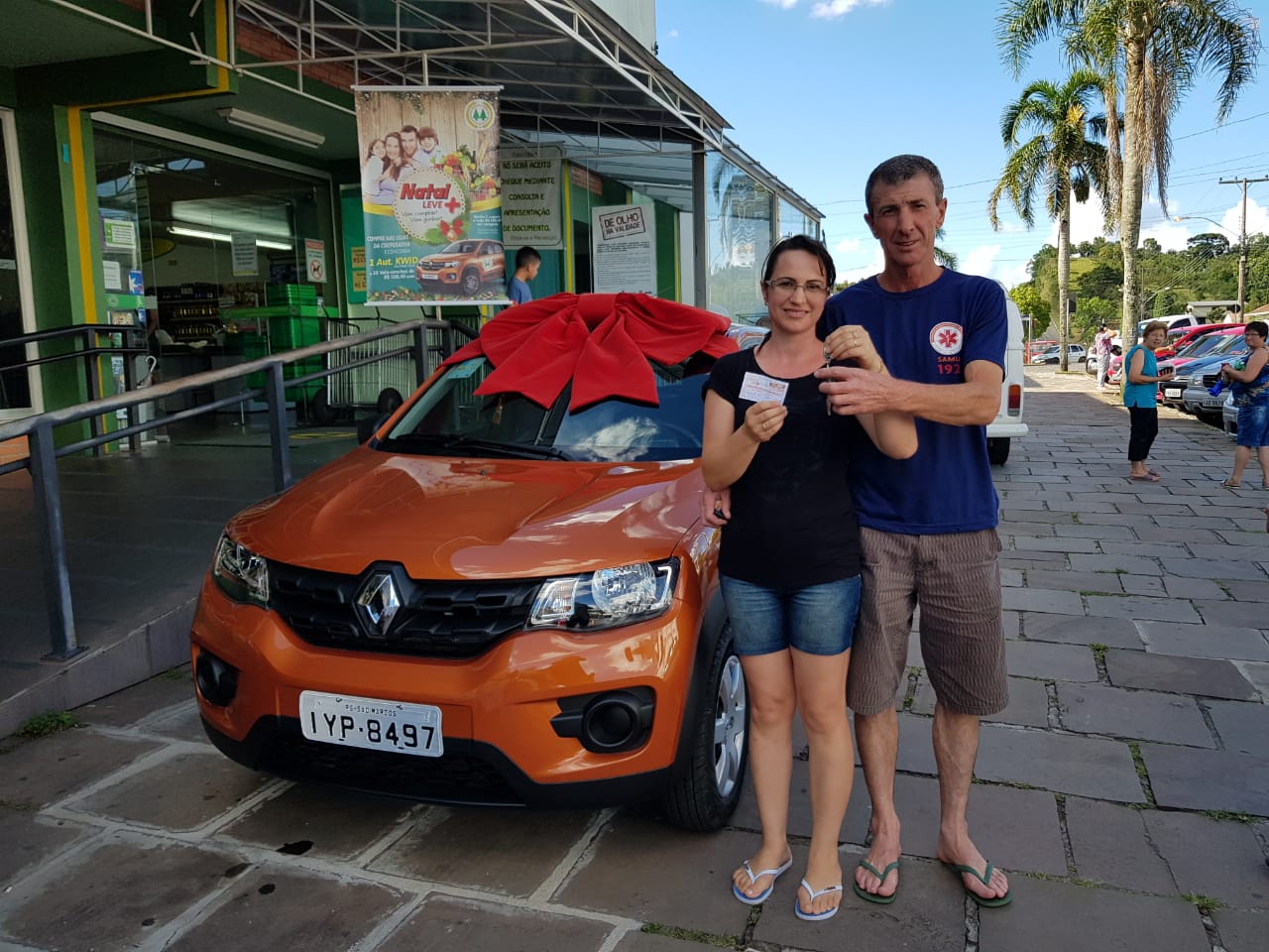 Ganhadora Ivonete Aparecida e marido Vanderlei Scain retiraram prêmio no Super Coop 1