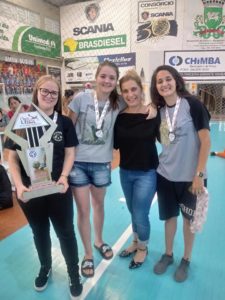 Proprietária da Link, que patrocinou campeonato, entregou troféu disciplina às meninas da AMSM