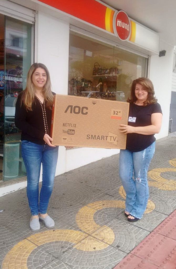 Giane Regina Spulbaro de Oliveira foi premiada com uma Smart TV 32 polegadas