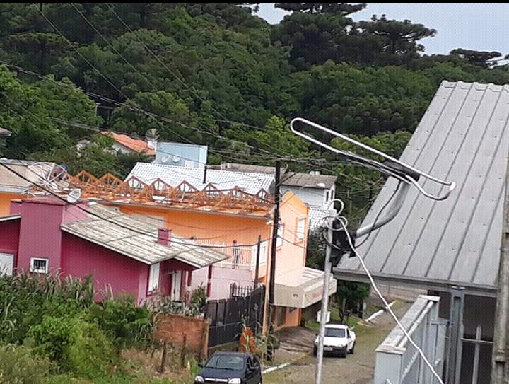 Casa onde funciona empresa de massas Vó Julieta ficou totalmente destelhada 