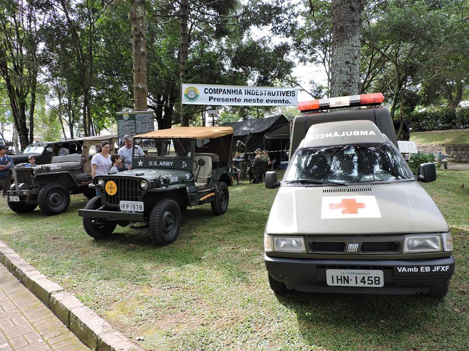 Companhia Indestrutíveis, de Santa Catarina, trouxe veículos militares ao Encontro (Foto: Renata Vanaz)