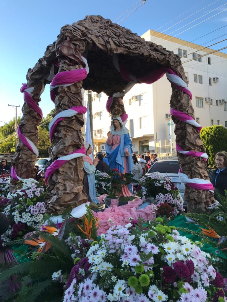 Peregrinação iniciou em frente à Igreja Matriz de São Marcos e percorreu cerca de 8 km até a Capela de Nossa Senhora de Caravaggio na Linha Tuiuti