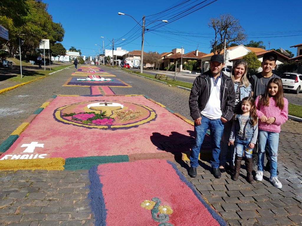 Caxiense Fabiana Catafesta conferiu os tapetes com a família (Foto: Jornal L'Attualità) 