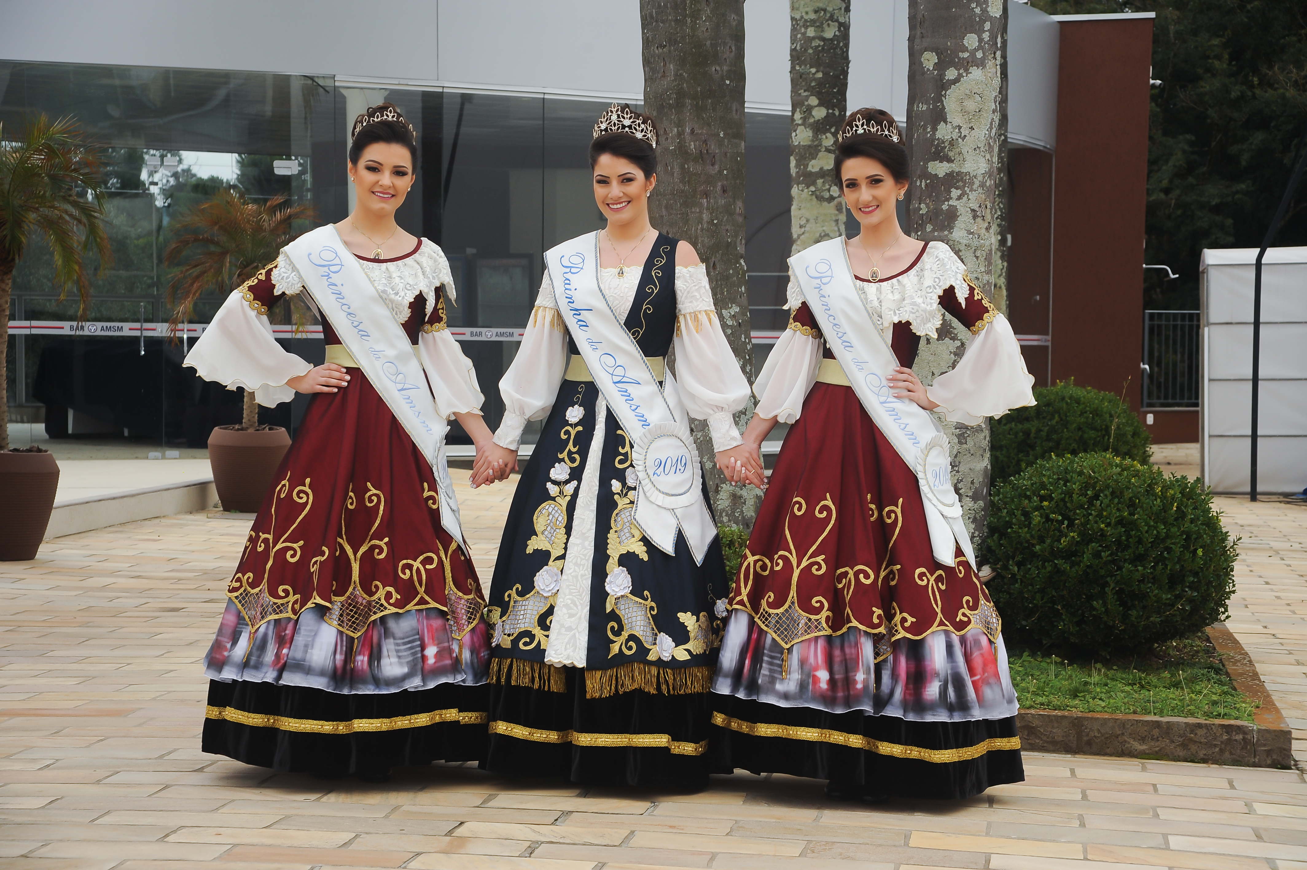 Os trajes das princesas resgatam memórias das festas anteriores, já o vestido da rainha representa a força da mulher