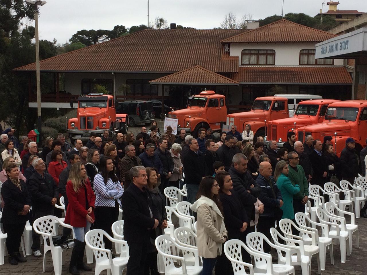 Cartaz da Festa dos Motoristas de 2019 foi apresentado durante missa no clube (Foto: Studio Imagem)