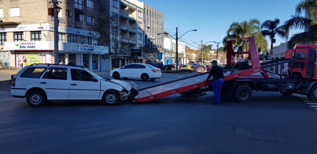 Proprietário acionou o guincho para remoção do veículo (Foto: Jornal L'Attualità)