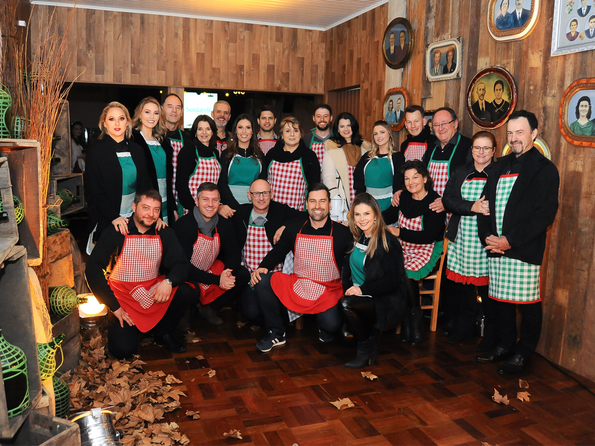 Departamento Social da AMSM, comendadores e casal Paron del Vin da 3ª Noite do Vinho