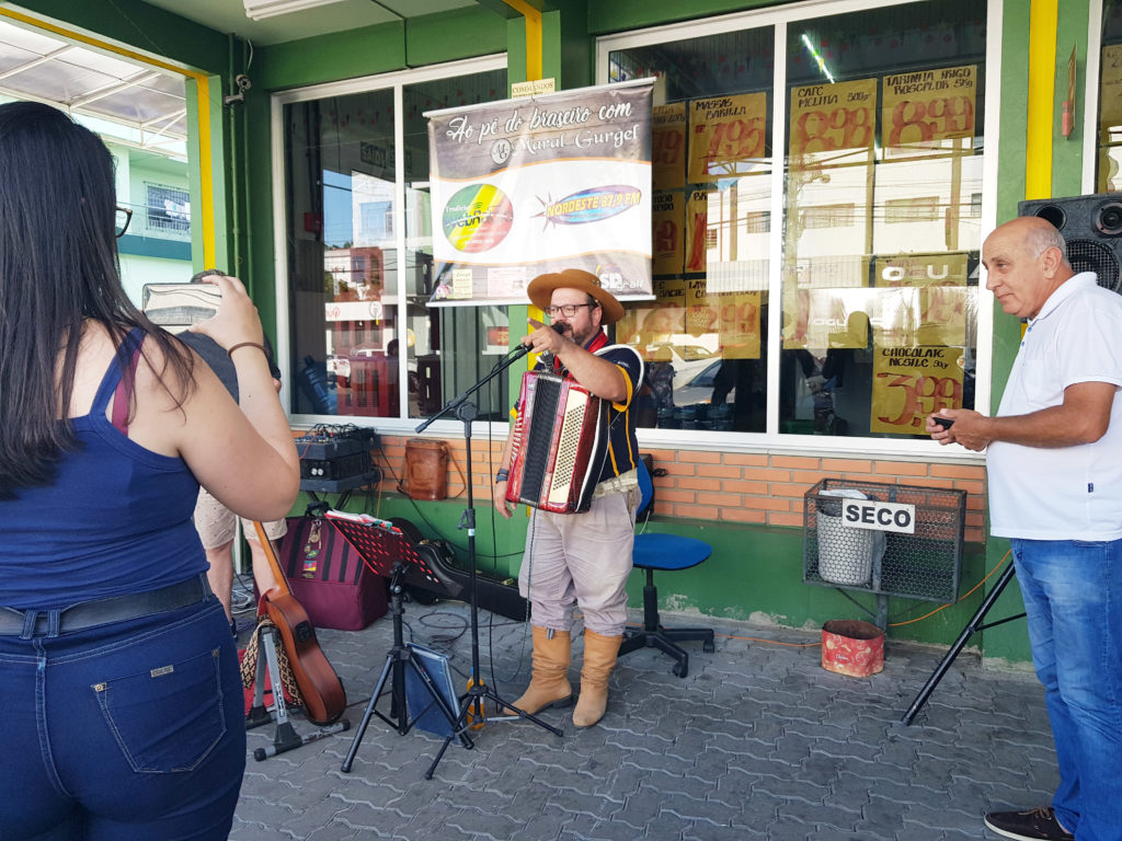 Programação do sorteio teve apresentação do músico Maral Gurgel em frente ao Super Coop 1