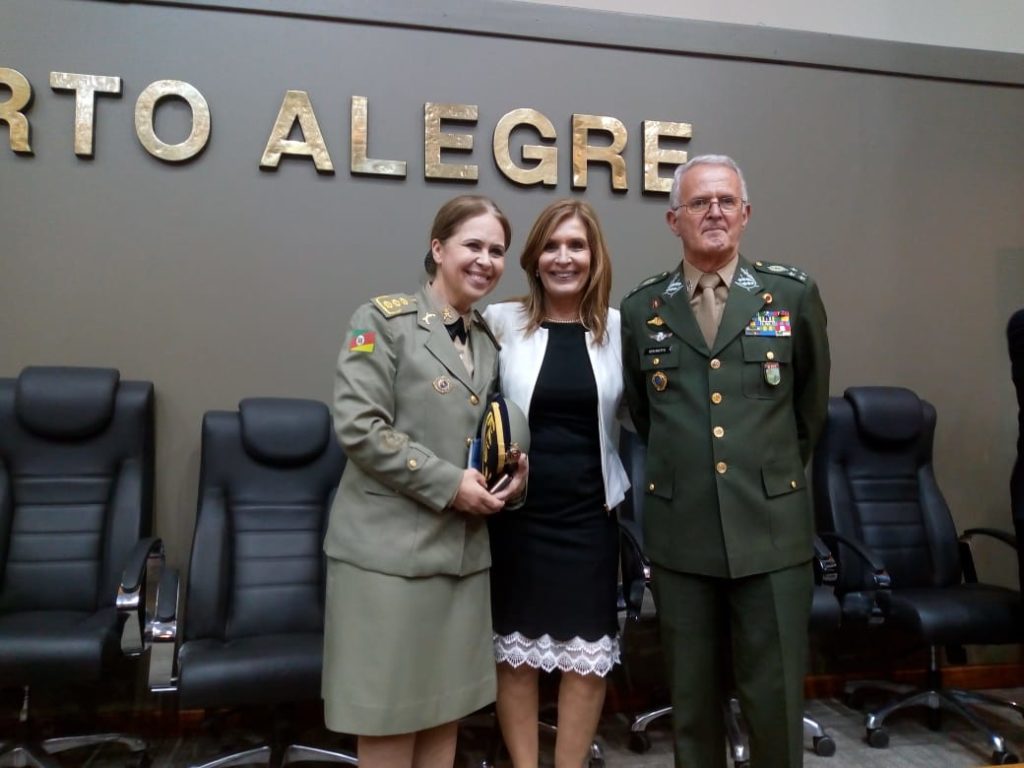 Vereadora Mônica Leal concedeu homenagem ao general são-marquense