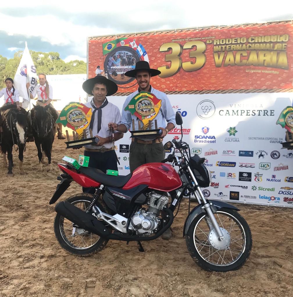 Garibaldi e Alan Ferraz receberam prêmio no Rodeio de Vacaria no fim da tarde desta quarta-feira (5)