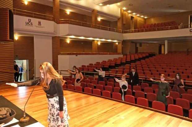 Colação de grau antecipada aconteceu respeitando distanciamento social (foto: divulgação Foto Itália)