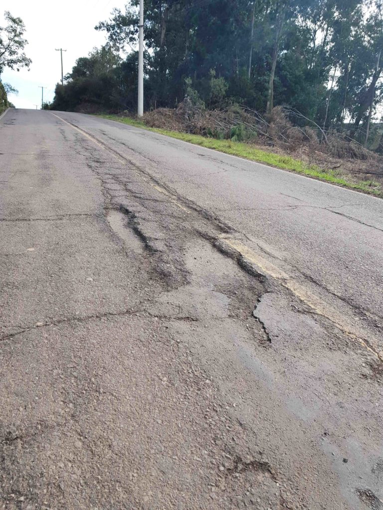 Má conservação do asfalto na Rodovia Padre Pedro Rizzon 