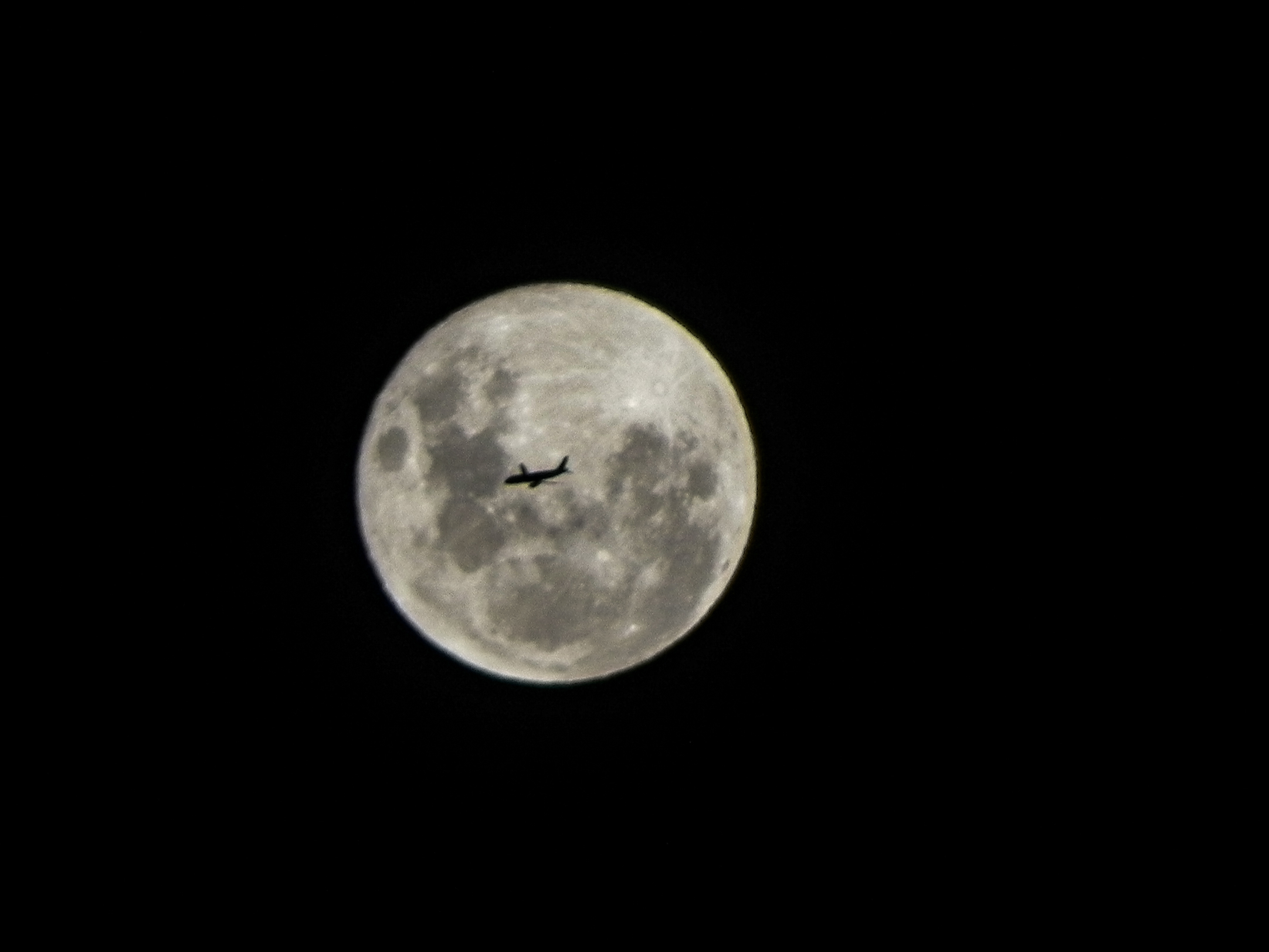 Em 2018, Petrônio conseguiu capturar pelas lentes trajetória de avião em frente à lua (foto: Petrônio Fachin)