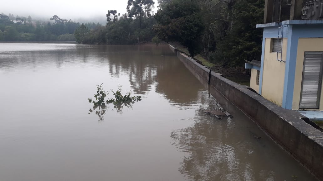 Corsan de São Marcos registrou transbordo da represa após chuvas do final de semana (foto: divulgação Corsan)