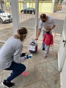 Na chegada, crianças entram sozinhas e iniciam protocolos de higiene (foto: divulgação Primeiros Passos)