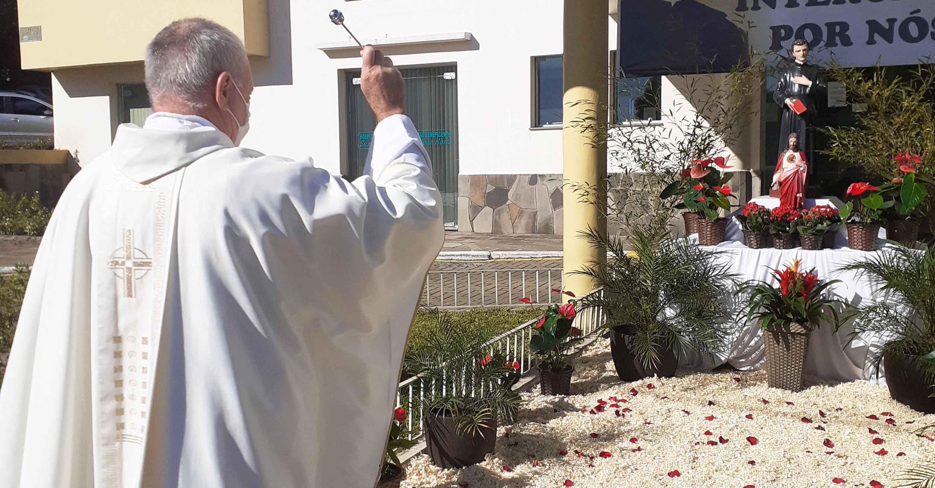 Hospital São João Bosco monta altar para orações pela saúde 