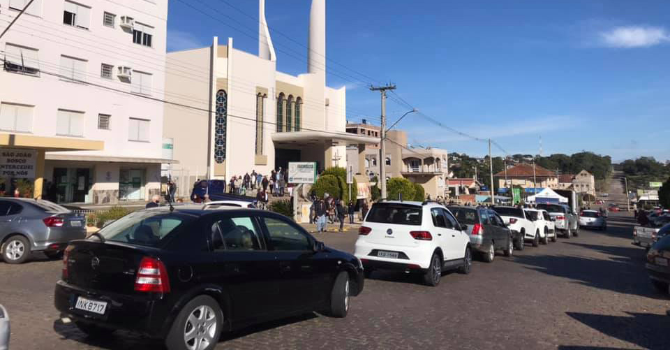 São-marquenses participam de drive thru para bênção de veículos e doações de alimentos e itens de higiene