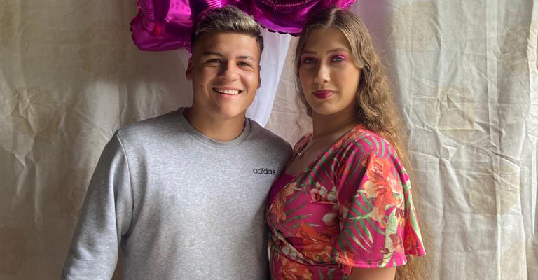 Júlia com o namorado na sua festa de 16 anos, no último dia 10