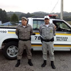 Tenente Paulo Ricardo Mello ao lado do ex-comandante sargento Eberton dos Santos Pires (Foto: divulgação)