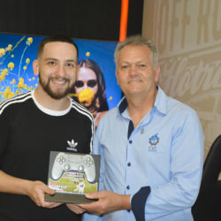 Campeão do FIFA 20, Erison Silveira Porto, e diretor de Esportes da CIC, João Fortunatti