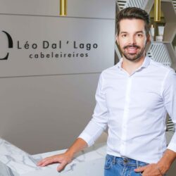 Cabeleireiro Leonardo Dal'Lago à frente de seu novo salão (Fotos Zignani)